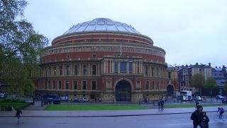 ちょっと不便な場所に。。