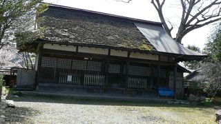 静御前が社殿前で法楽の舞をまったといわれている勝手神社