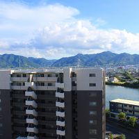 これも8階の部屋からの眺望でこの向かいの建物の向こうが萩港