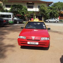 イポー駅前でチャーターしたタクシー