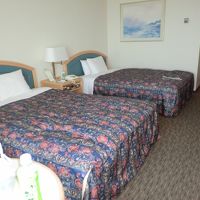 寝心地の良いベッド、スリッパ・ガウンも嬉しい