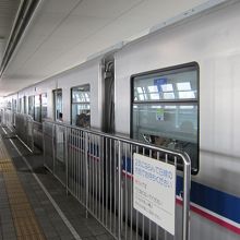 ホーム停車中のモノレール
