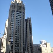 新聞社のビルもシカゴ建築観光の1つ