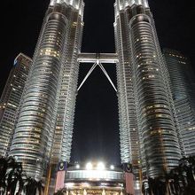 やっぱり夜のツインタワーが一番でしょう。