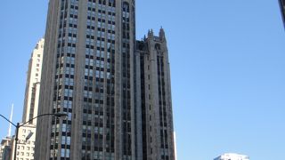 新聞社のビルもシカゴ建築観光の1つ