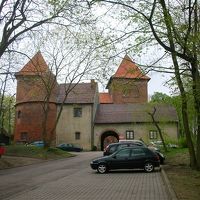 手前が城門のHotel Gregorovius　奥の尖塔が城