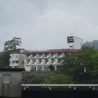 湖から写した外観です