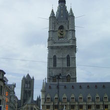 手前が繊維ホールです。