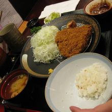 ロースかつ定食（食べかけ(-_-;)）