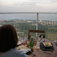 午後は海側のテラスが涼しい