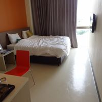 安い部屋の方が、窓が床まで伸びているので明るい