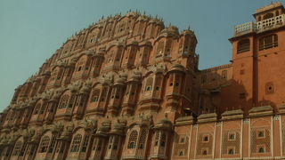 ピンク色のかわいい建物。でも舞台のセットのようでもありました。