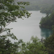 神秘的な湖、ブルーの湖水に惹かれて。