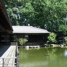 臨池亭（手前）と滴翠軒