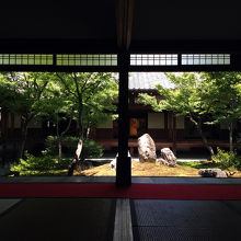 潮音庭（南側座敷内からの眺め）