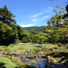 東山を借景とした庭園