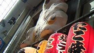 巨大な招き猫がお出迎え？！