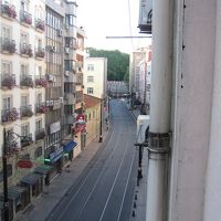 ホテルの前をトラムが走る。