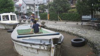 小船が置いてあって、船長気分で運転する事もできます