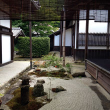 曼殊院門跡の庫裡の南東にある小さな中庭