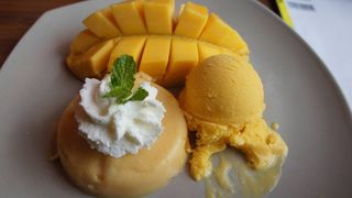 地元の女子学生も多い、マンゴースイーツの人気店。