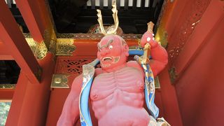 極彩色の金剛力士像