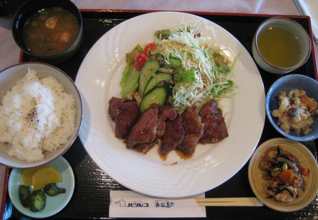 海に面した明るいレストラン