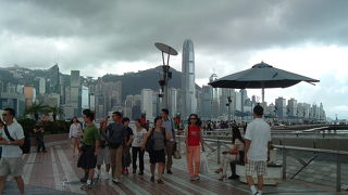 香港の景色を堪能できる埠頭の遊歩道