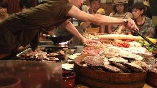 炉端の雰囲気ムンムン。暑いけど炉端周りの席が良し。