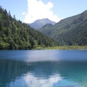 碧い湖の湖面にうっとりです