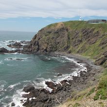襟裳岬の突端から展望台の眺めです。
