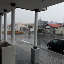 駅舎の出会いと憩いのセンターの眺めです。