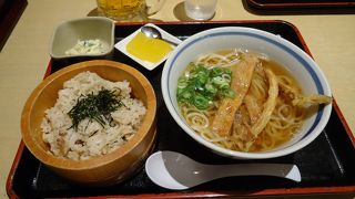 能古うどん製造所 --- 「キャナルシティ博多」内にあります。細くて平たい麺が特徴です。