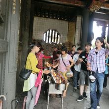 ７本のお線香に火を点けます。 