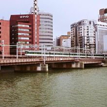 天馬橋駅を出ると、すぐに地上に出、橋を渡る。ここから複々線。