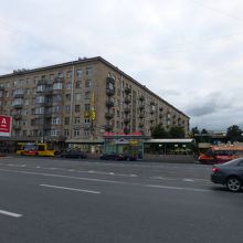 モスコフスカヤ駅前のマクドナルド付近からバスが出ます