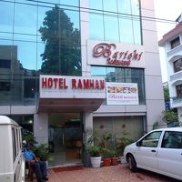 入口には警備員がいます。