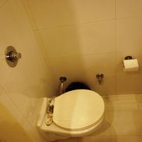 シャワーの奥にカーテンで仕切られています