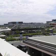 mori２階のテラスから中央のkaze右のアウトレットを見る