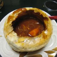 パイ生地の中にはビーフシチューが。。