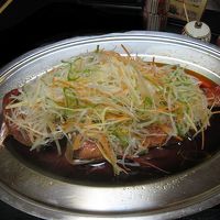 そして金目鯛の煮つけ。生姜、葱など薬味が一杯。