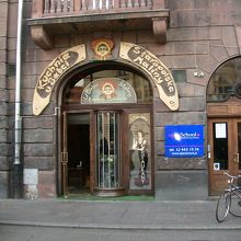 入口は狭いですが、地下に降りると中は広いです。