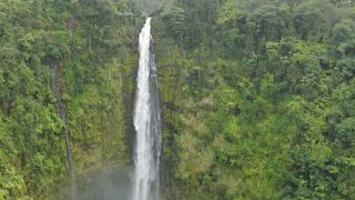 アカカ伝説の、落差１３０mの滝