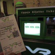 切符はレシート形式。車掌はQRコードで乗車確認します