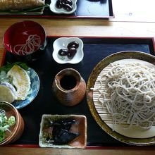 2つしかないメニューの一つ「蕎麦」800円 天ぷら・小鉢付き