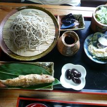 「岩魚付き蕎麦」 1000円 焼きたての岩魚は美味