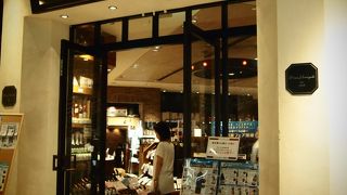 テイスティングバー併設のワインショップ