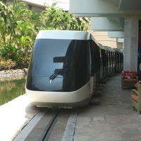 敷地内を走るトラム。ここはラグーンタワー前。