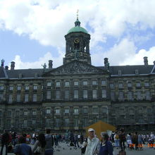 王宮の魅力があります。