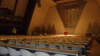 許可を得てメインの会議室内を見学